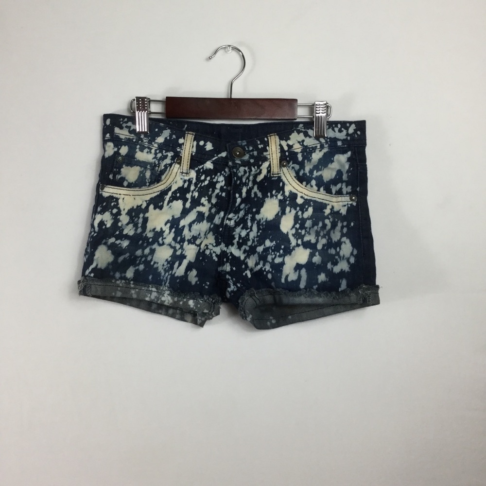 Bleached dark wash rolled‎ raw hem jean shorts